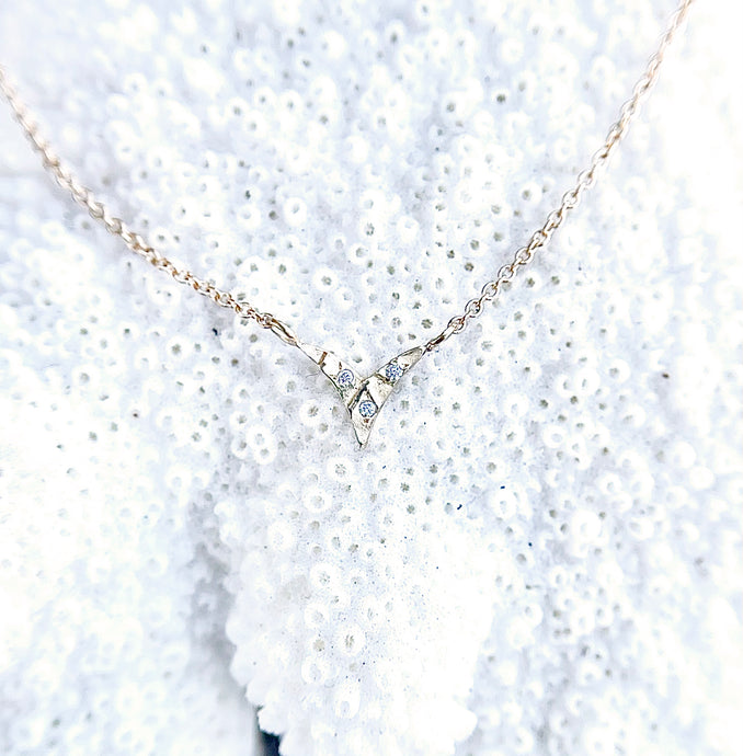Soaring Delicate Necklace with 3 Diamonds